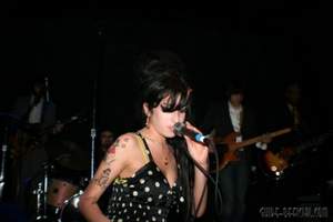 Amy Winehouse - You know I'm no good (amazing acoustic)